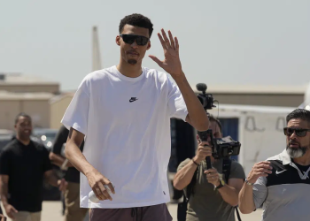 Fans wait for hours to welcome Wembanyama as he arrives in San Antonio