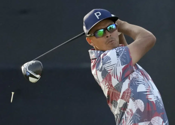 Rickie Fowler seizes a 1-shot lead in the US Open with an exhilarating performance