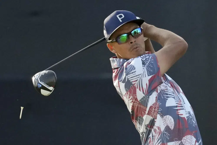 Rickie Fowler seizes a 1-shot lead in the US Open with an exhilarating performance
