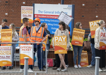 Medical Professionals in England Intensify Pay Dispute with Announcement of 4-Day Walkout in August